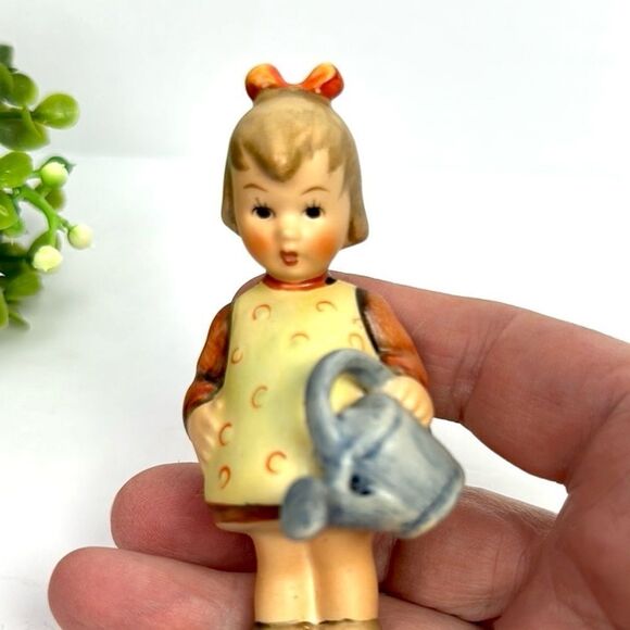 Goebel Hummel “Little Gardener"
Girl with Watering Can Figurine Vtg W. Germany - Picture 6 of 9